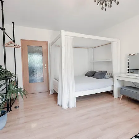 Zentrale Mit Balkon