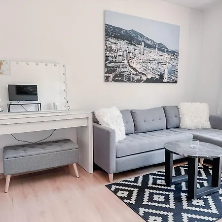 Zentrale Mit Balkon