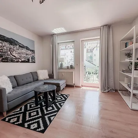 Zentrale Mit Balkon Апартаменты *