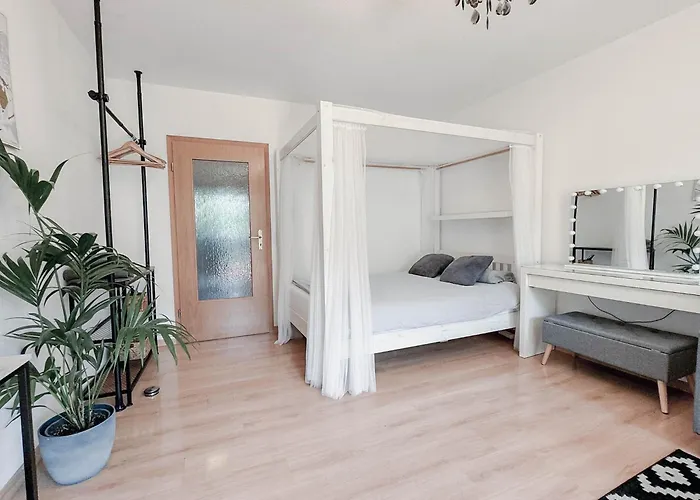 Zentrale Mit Balkon